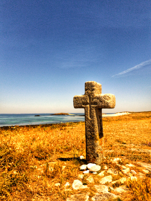 GB 02 2026 Seite 1 Titelbild Steinkreuz am Meer Linzenz FUNDUS 560 web